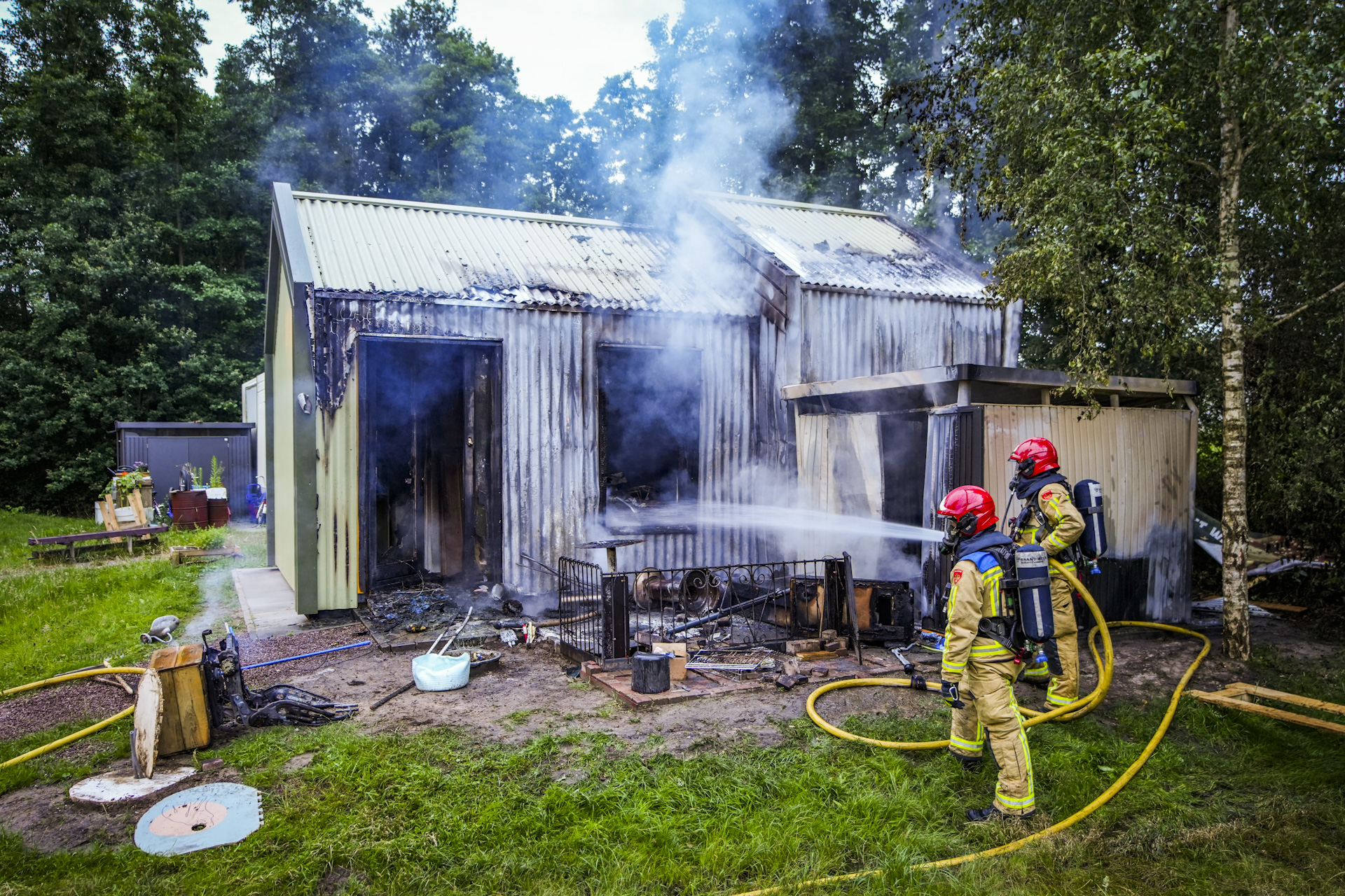Huisje uitgebrand: mogelijk aangestoken, parkje met woningen afgezet voor onderzoek