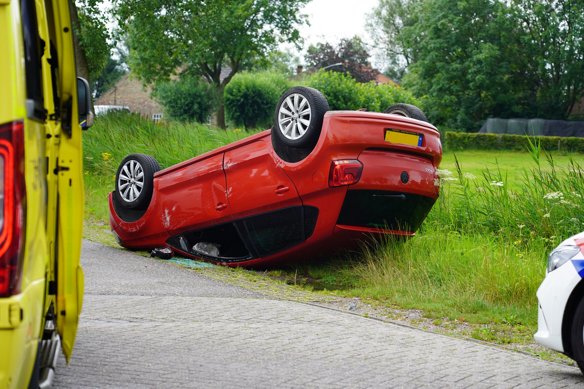 Auto belandt op z’n kop na ongeval