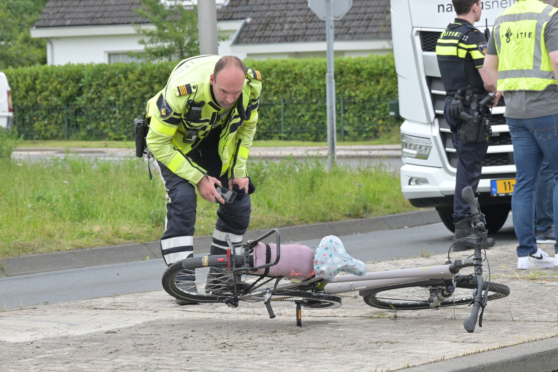 Fietser ernstig gewond na ongeval met vrachtwagen