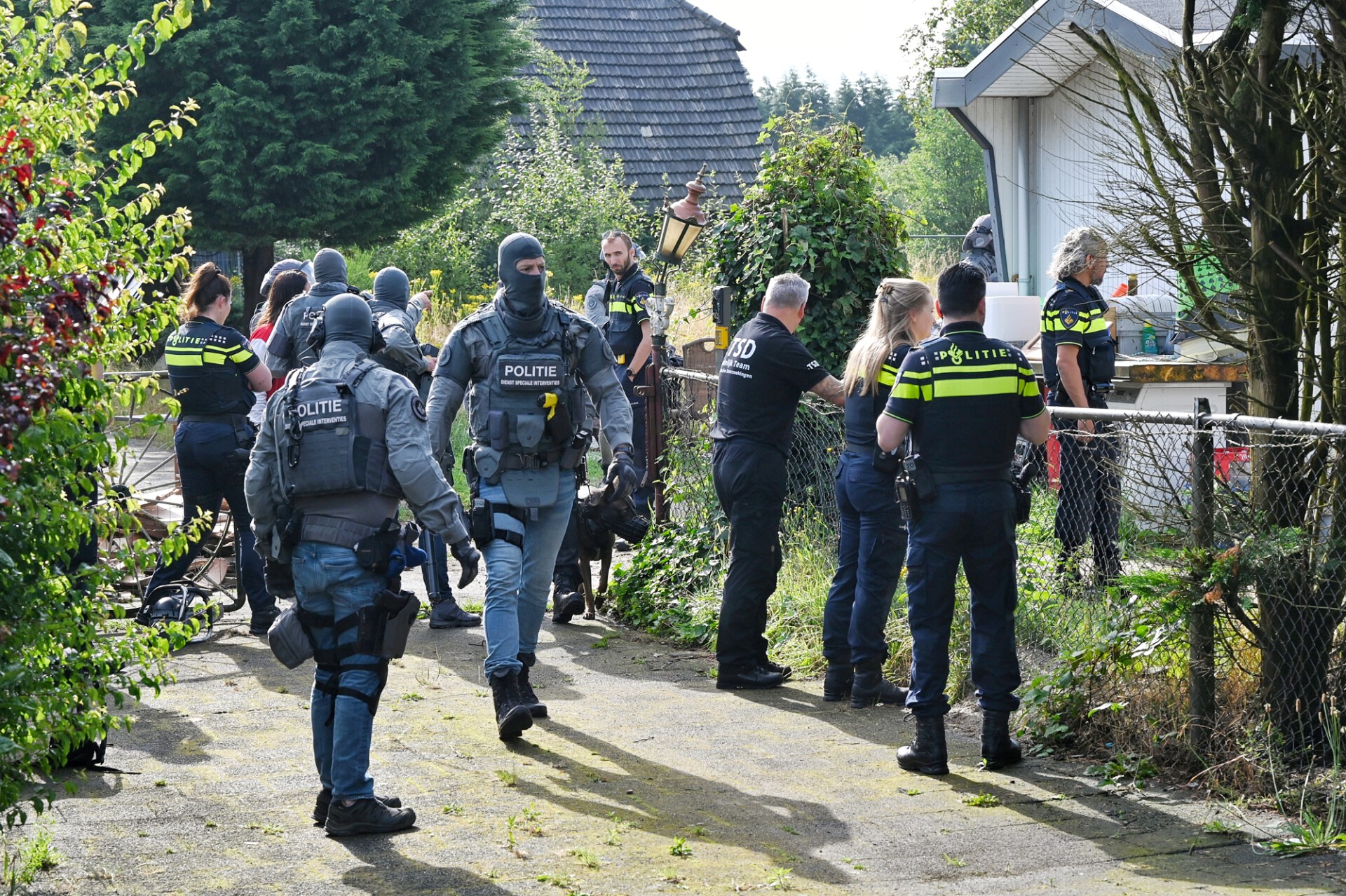VIDEO: Arrestatieteam doet inval bij wapenhandelaar Jan B.