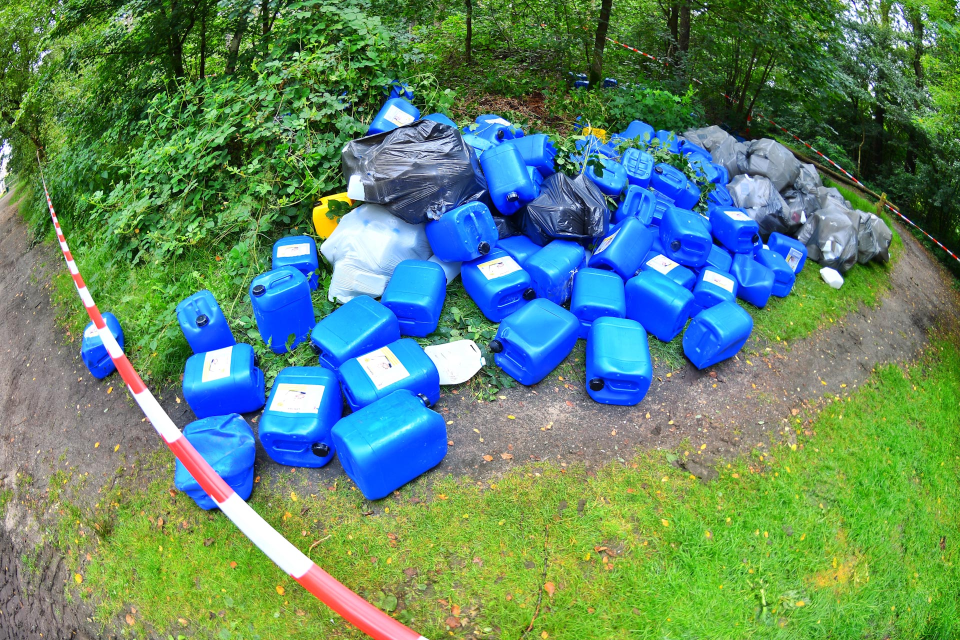 Tientallen zakken en vaten met drugsafval gevonden in natuurgebied