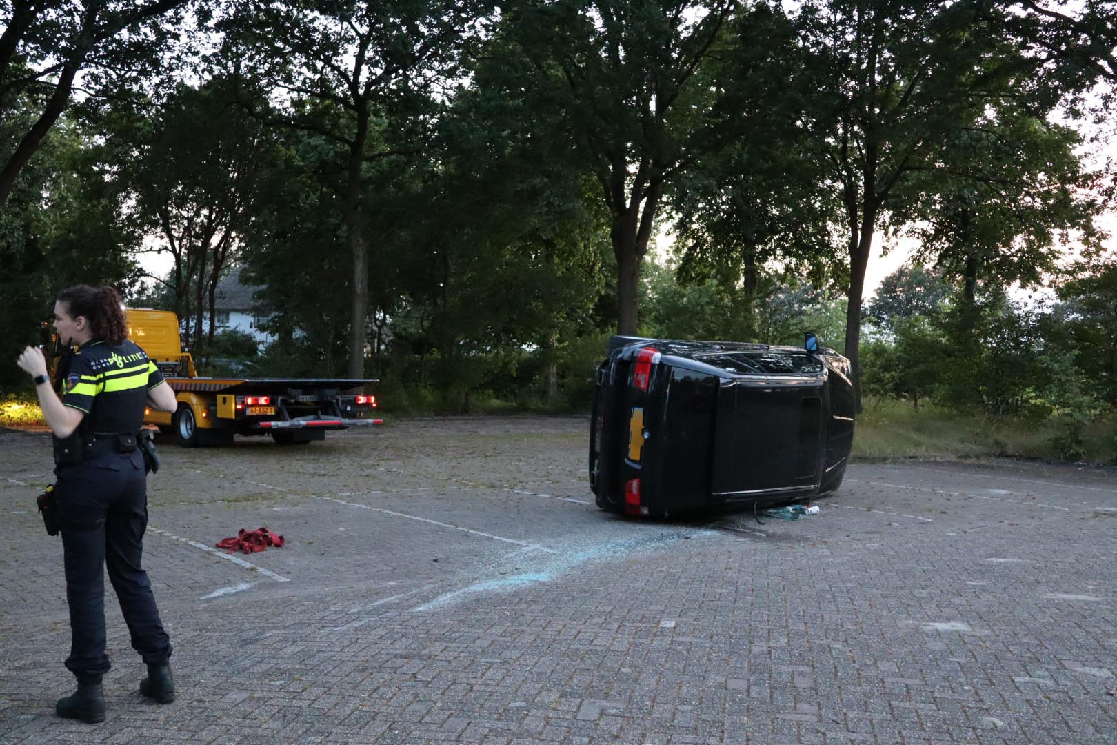 BMW op z’n kant; persoon aangehouden