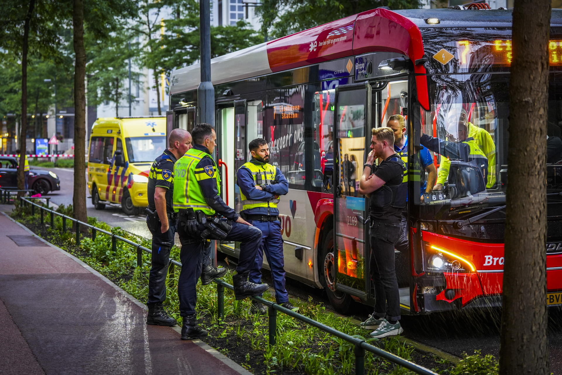 Voetganger geschept door stadsbus in centrum van Eindhoven