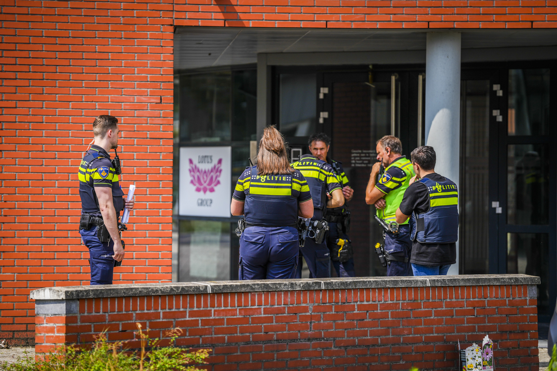 Drugslab gevonden, politie omsingeld bedrijfspand