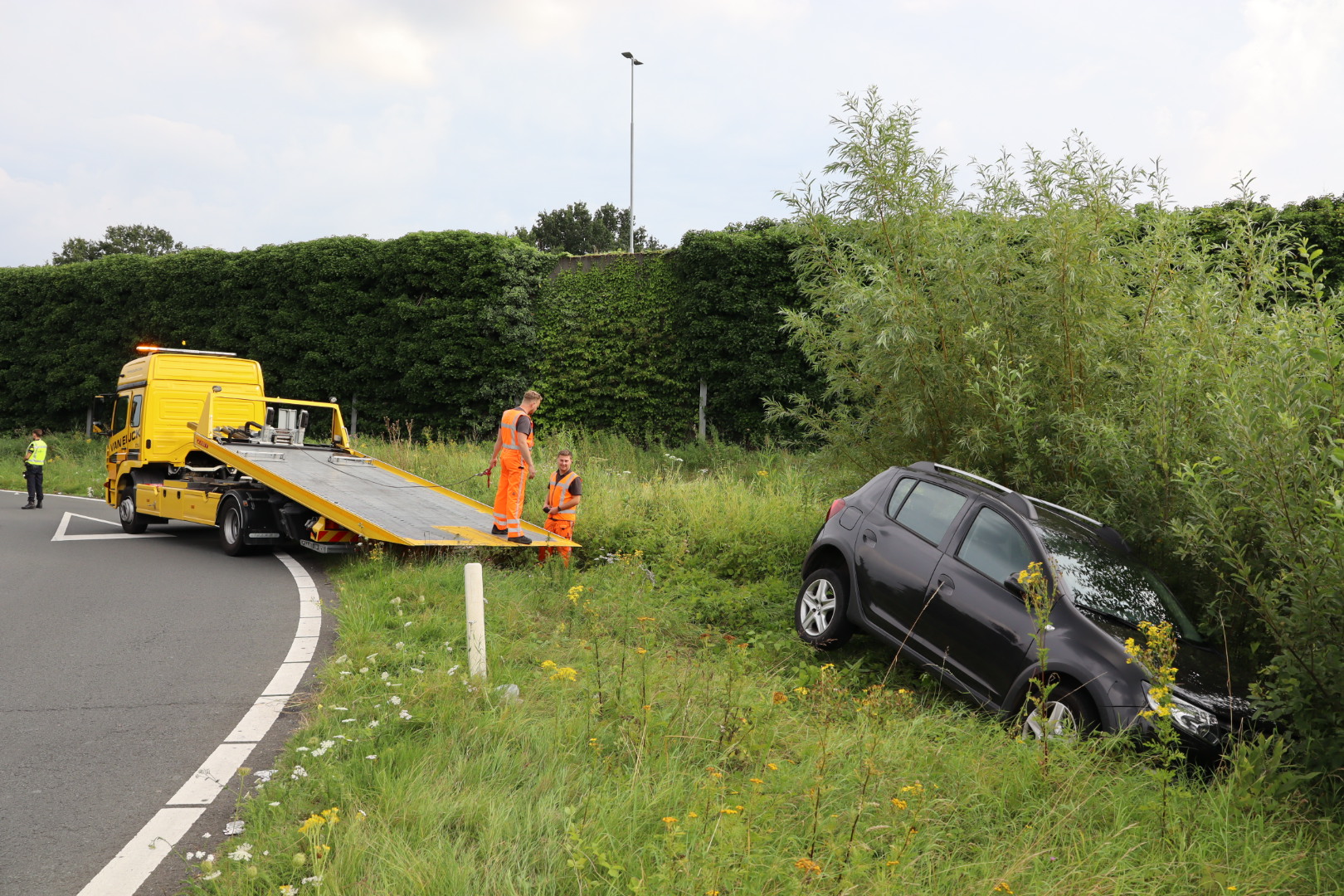 Automobilist verliest controle bij hoge snelheid op afrit