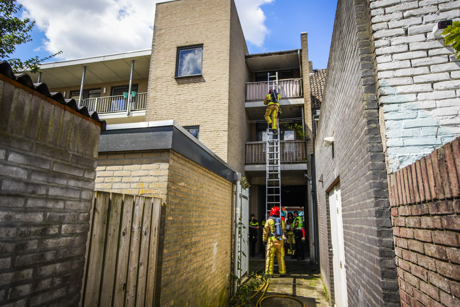 Brand in bloempot op balkon zorgt voor schade