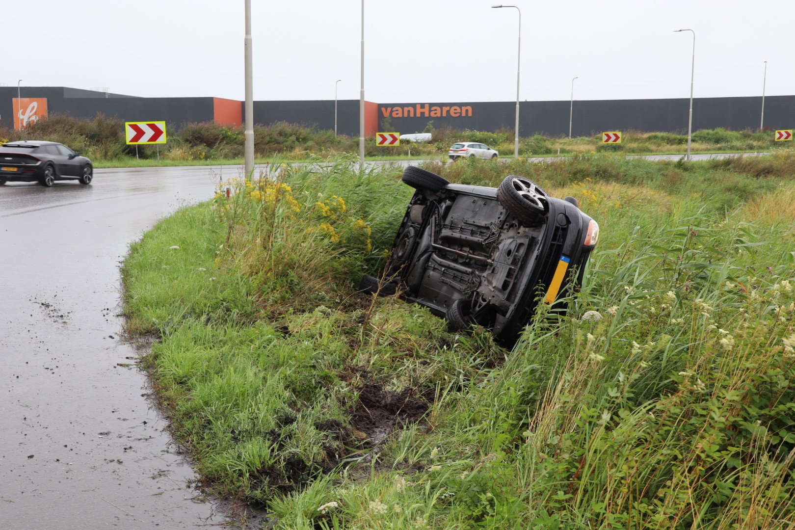 Auto belandt op z’n kant bij eenzijdig ongeval