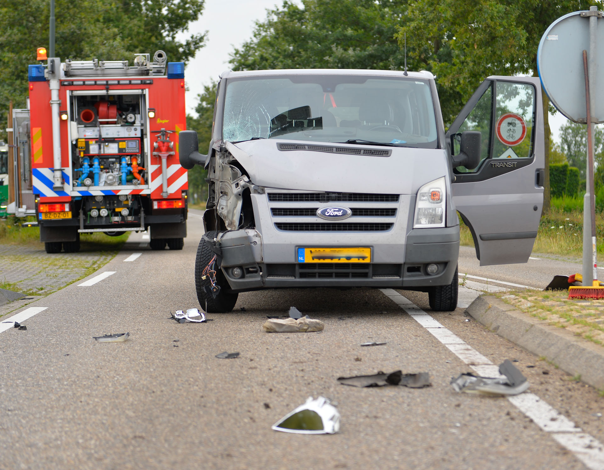 Bestelbus botst tegen landbouwvoertuig