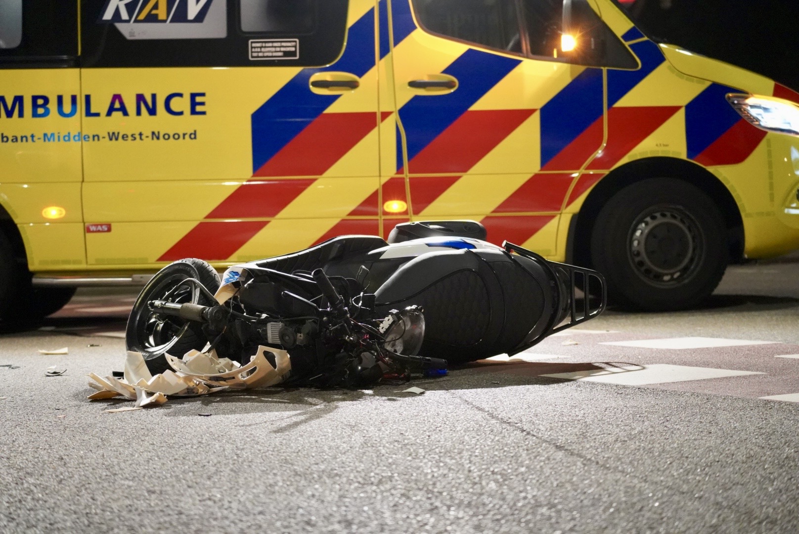 Scooterrijder botst tegen zijkant van auto en raakt gewond