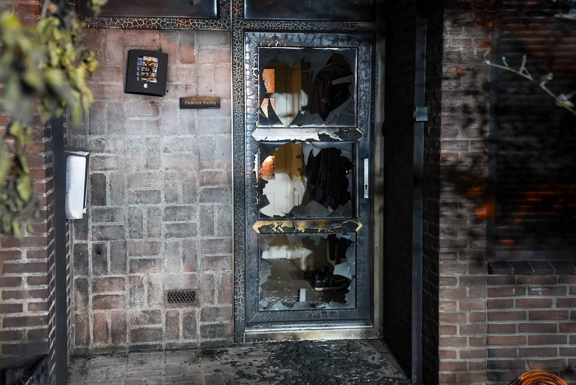 Woning verwoest door zware explosie en brand