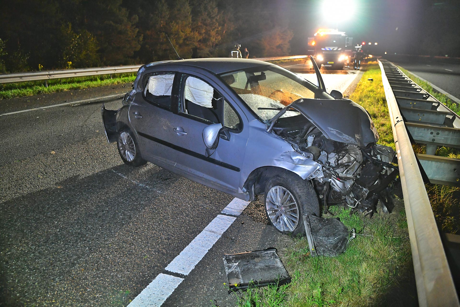 Auto krijgt klapband en wordt van achteren aangereden