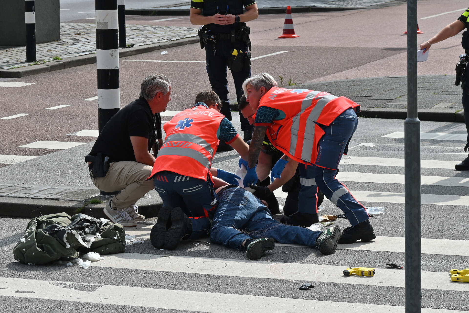 VIDEO: Man neergestoken voor politiebureau, verdachte door agenten getaserd