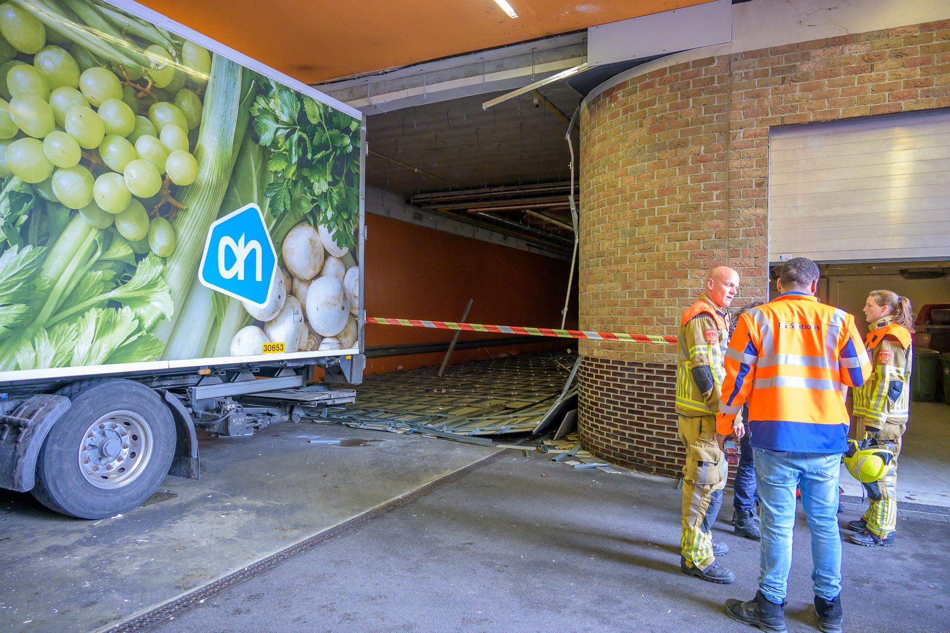 Vrachtwagen raakt plafond onder station Breda, alles stort naar beneden