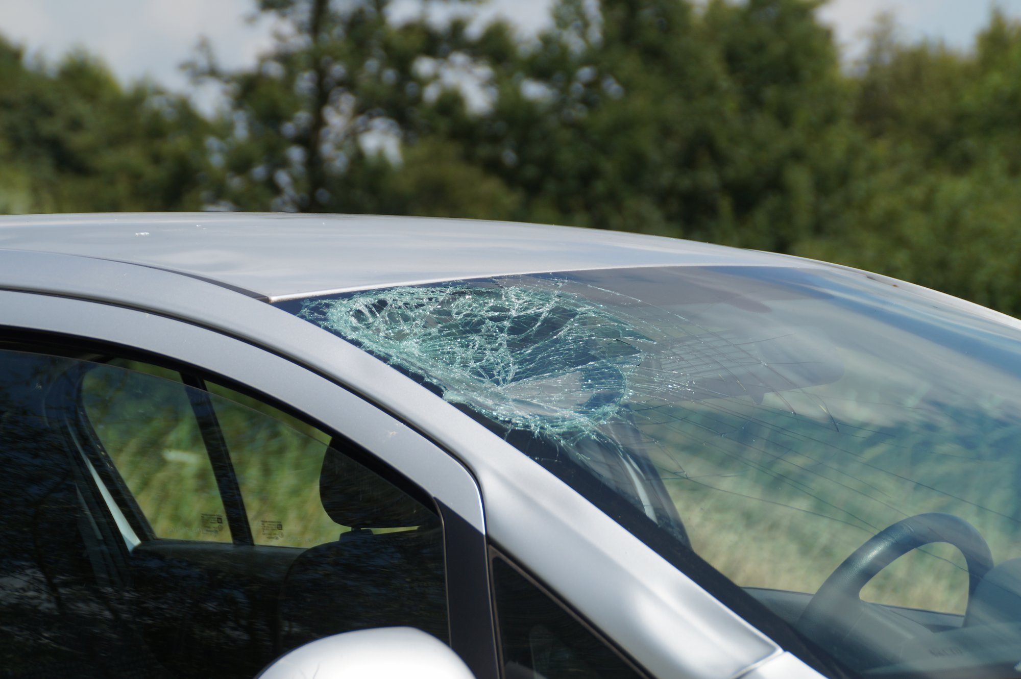 Wielrenner geschept door auto, zwaargewond naar ziekenhuis