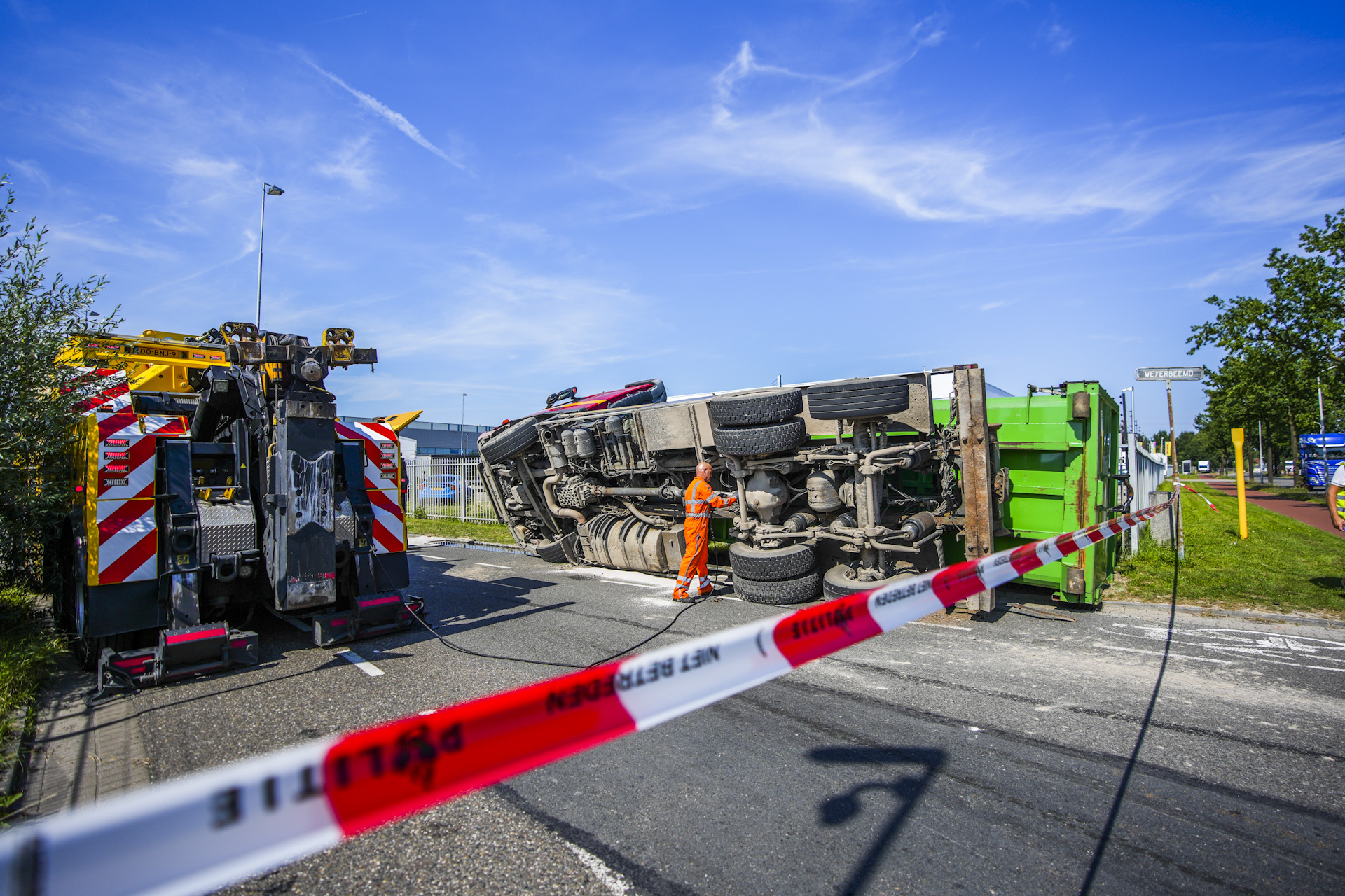 Vrachtwagen vliegt uit de bocht en lekt veel diesel