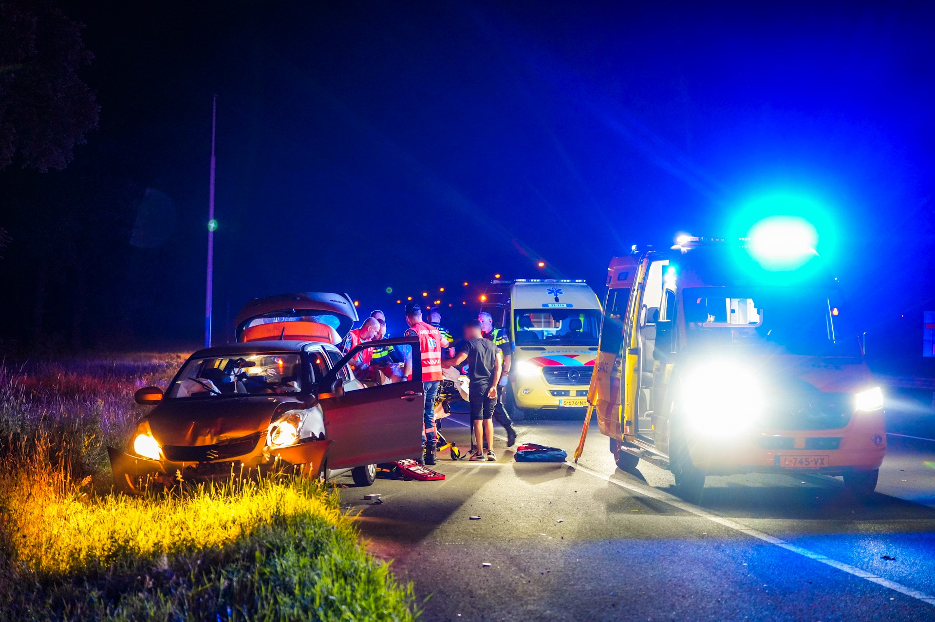 Auto met vier inzittenden botst achterop busje, vrouw loopt open botbreuk op