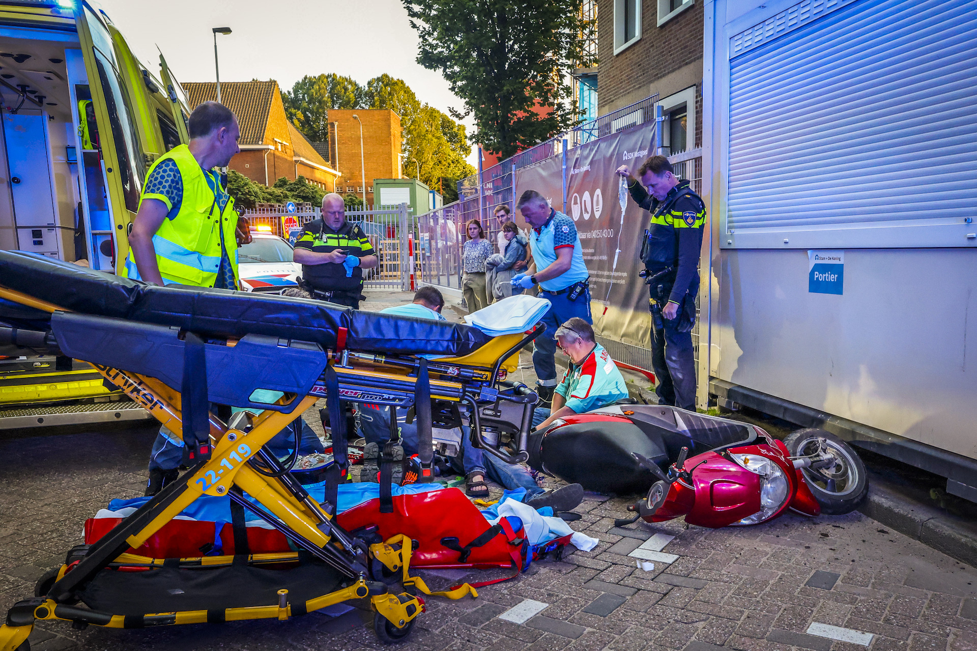 Scooterrijder ernstig gewond na val