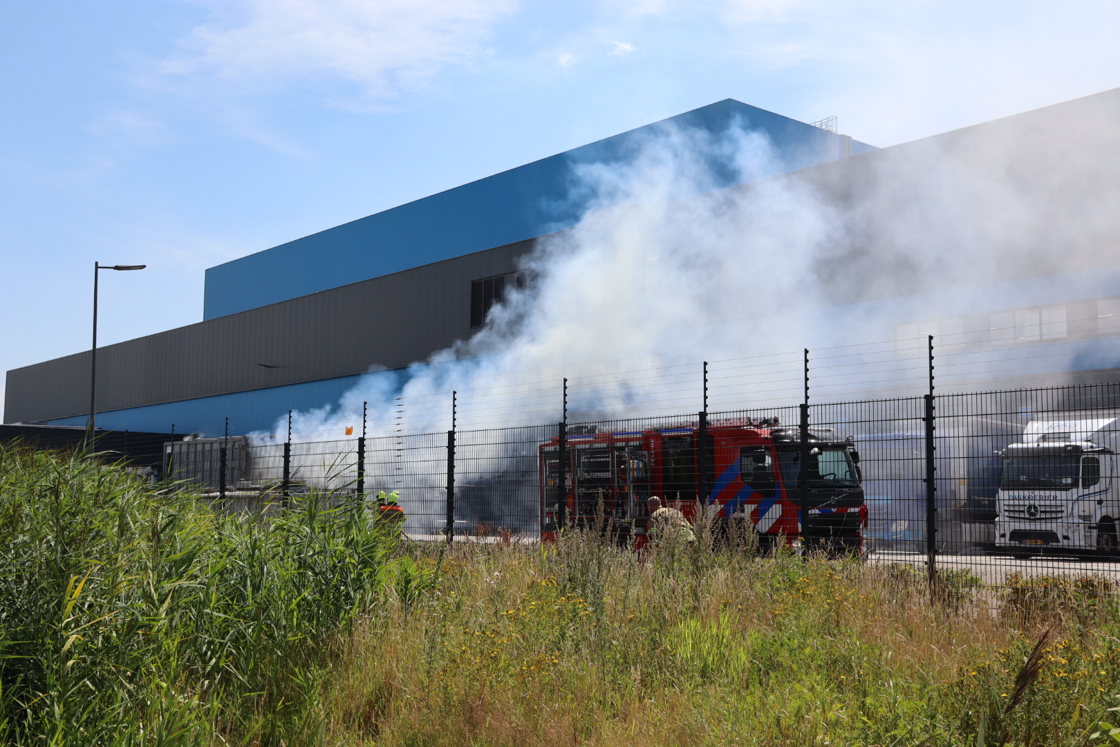 Container met papier vliegt in brand bij Bol