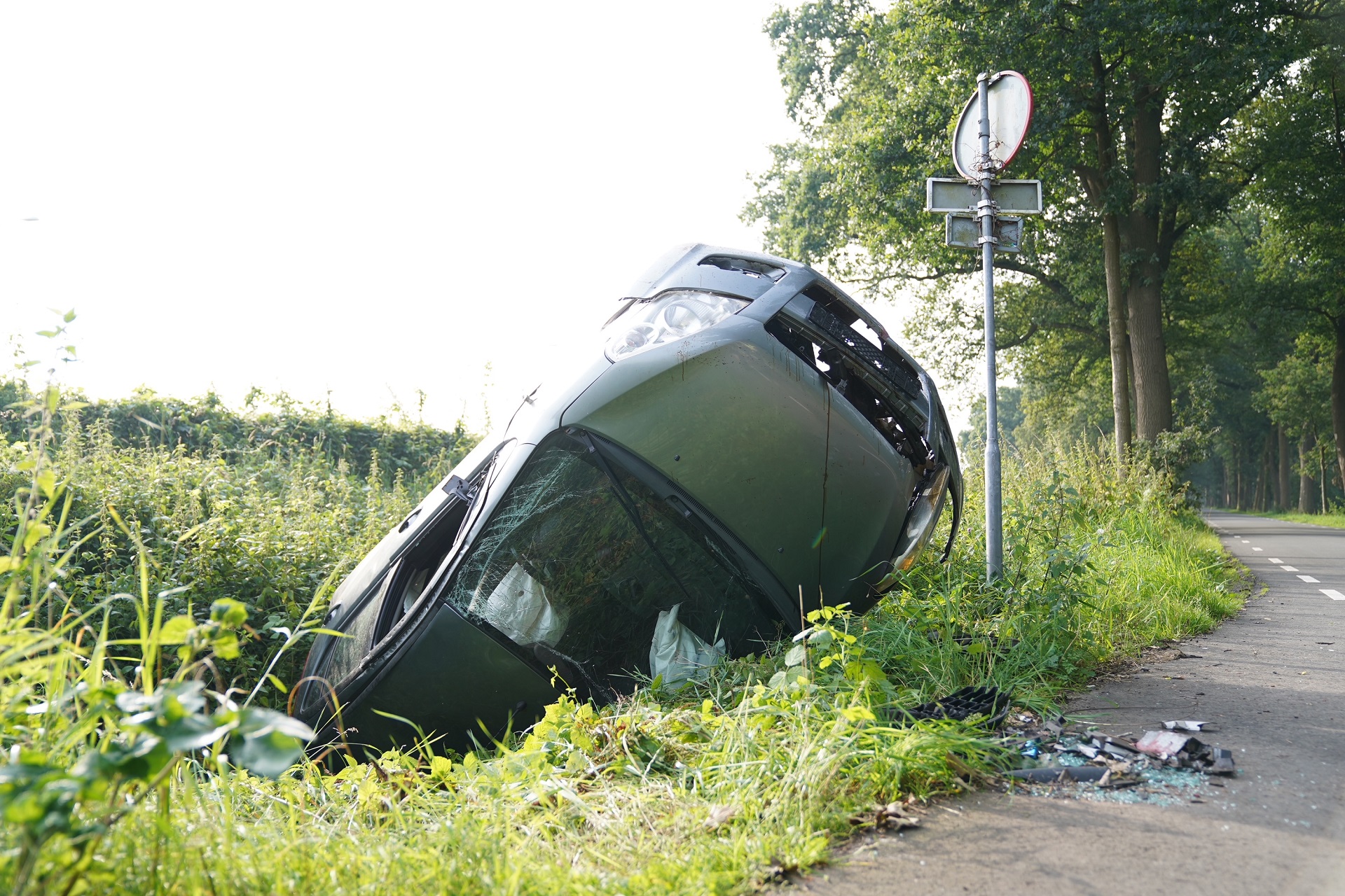 Auto gelanceerd na botsing tegen beweegbaar obstakel