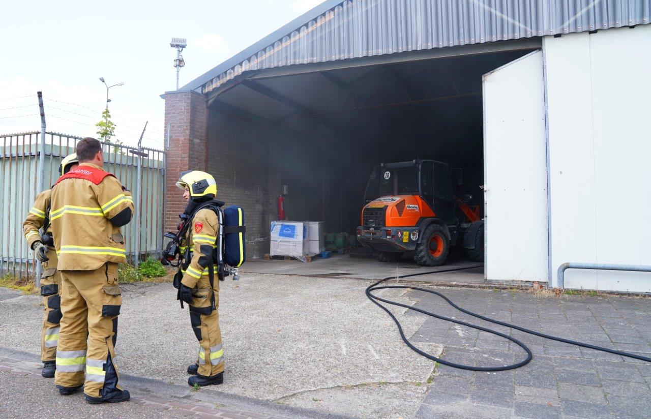 Brandweer redt duif tijdens brand in loods
