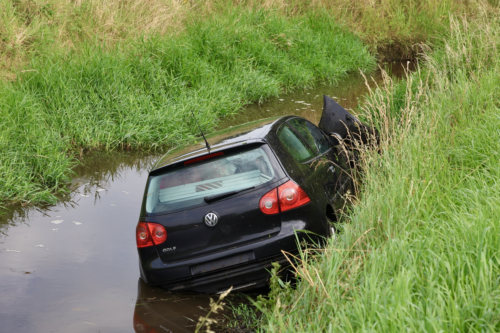 Auto met twee inzittenden belandt in sloot