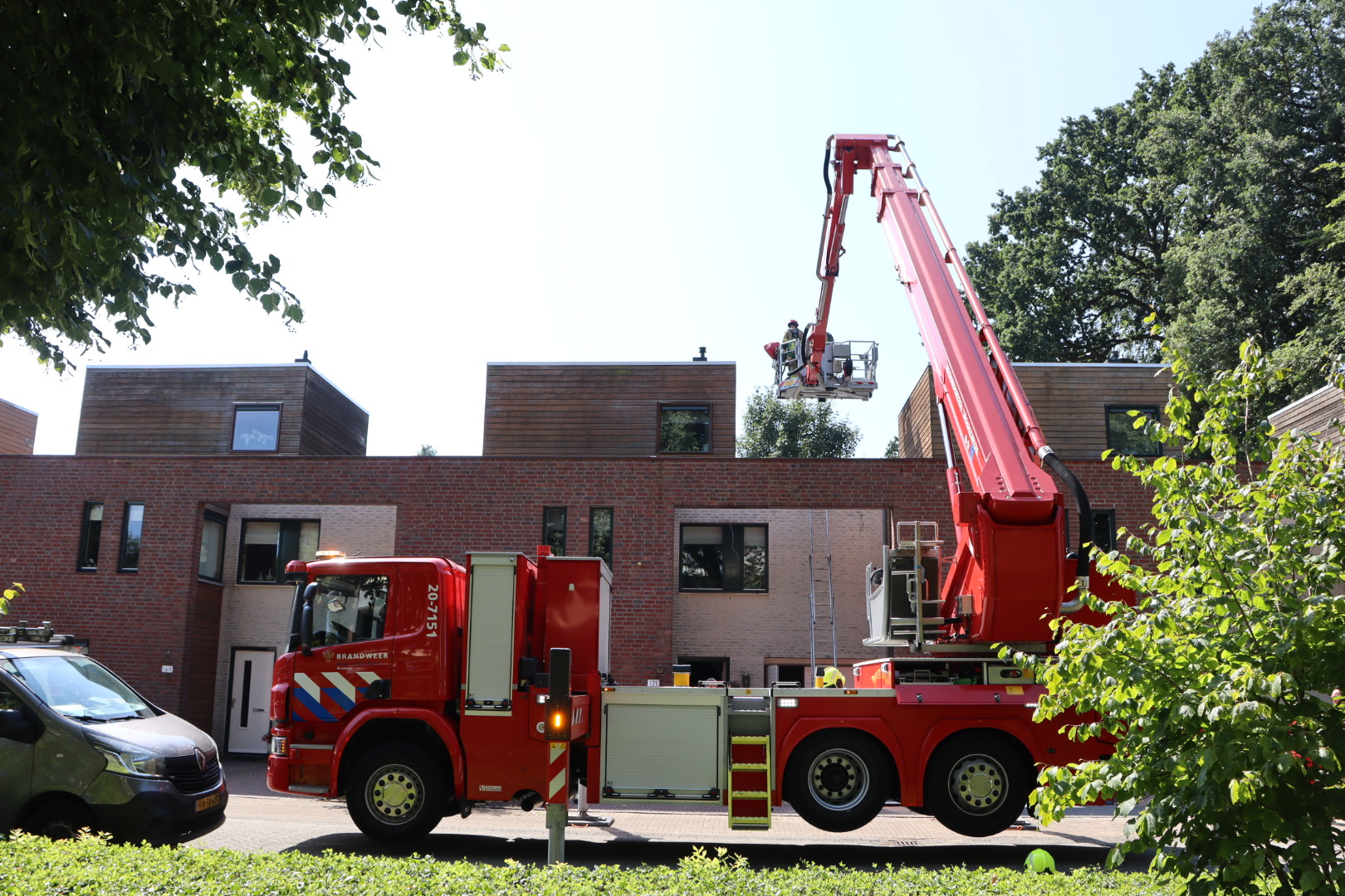 Dak vliegt in brand tijdens werkzaamheden