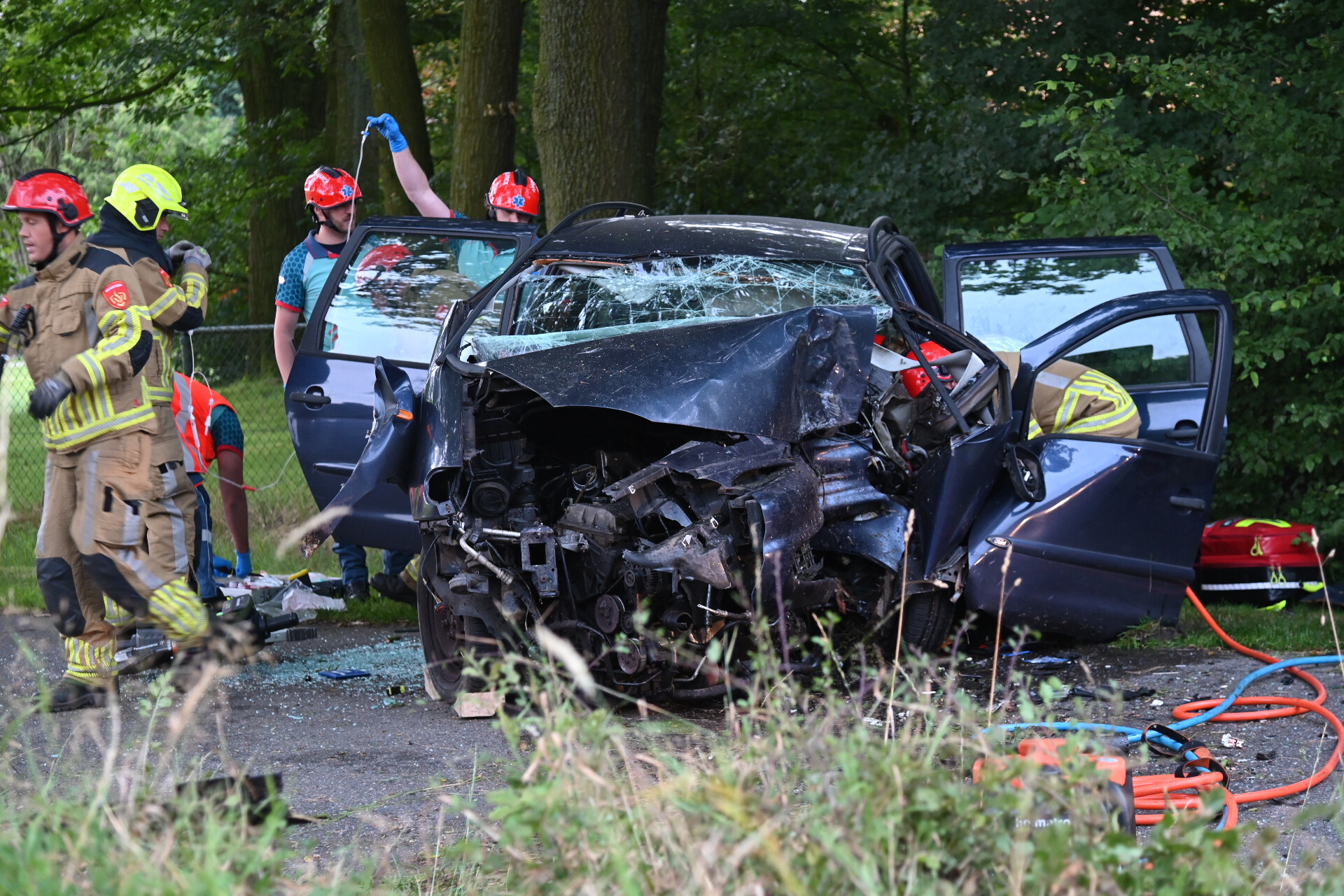 Automobilist zwaargewond na botsing tegen boom