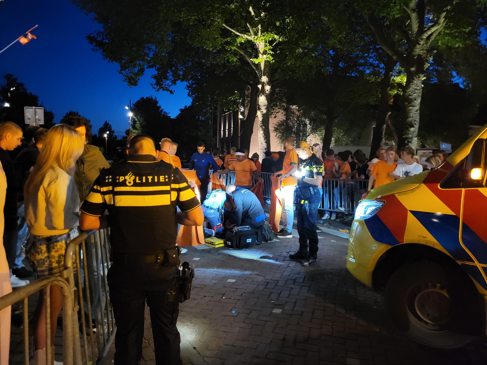 Jongen aangereden door auto, automobilist rijdt door