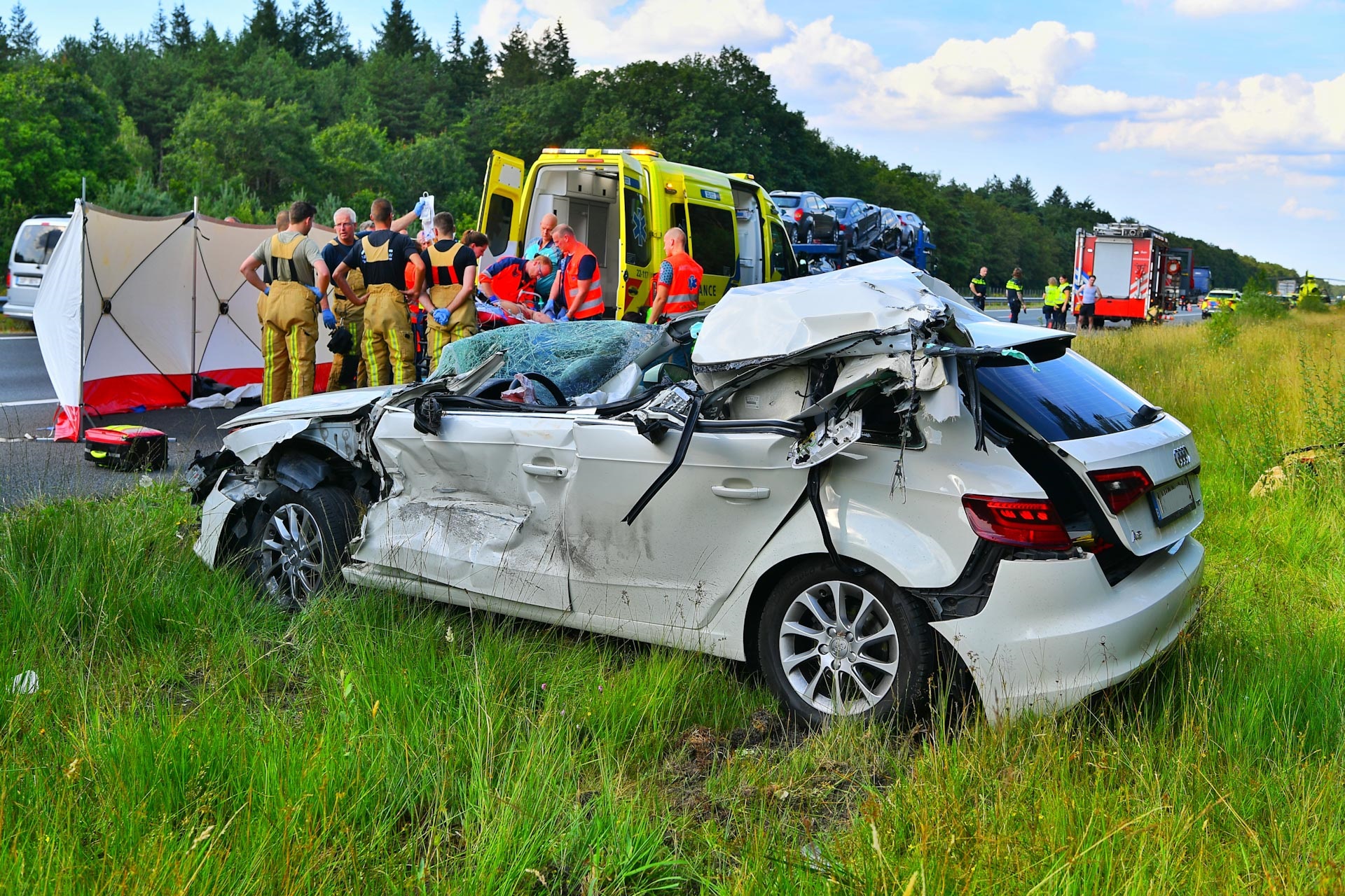 Automobilist zwaargewond door botsing tegen vrachtwagen die op vluchtstrook stond