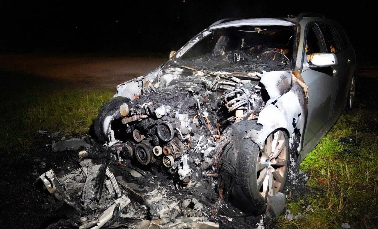 BMW door brand verwoest, oorzaak blijft onbekend