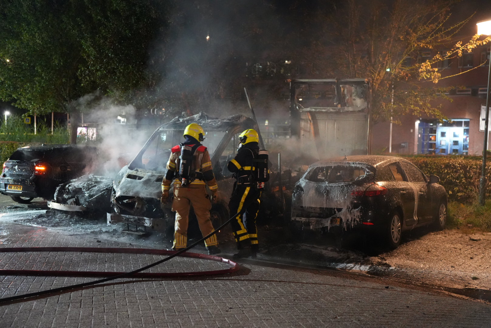 Vier geparkeerde auto’s door brand verwoest