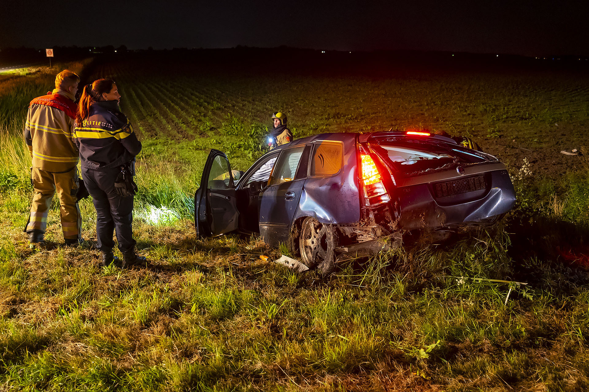 Auto in gruzelementen na crash, voorbijgangers zien mensen wegrennen