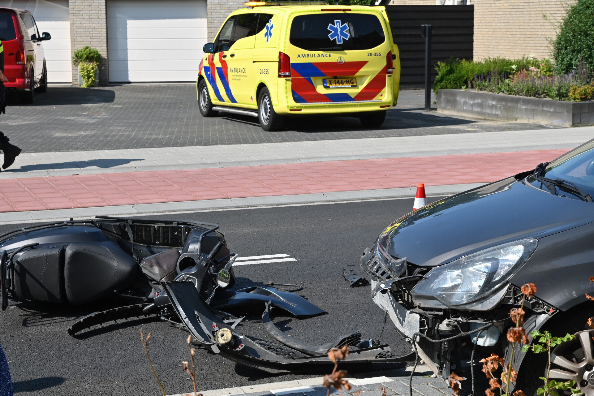 Scooterrijder gewond na frontale botsing met auto
