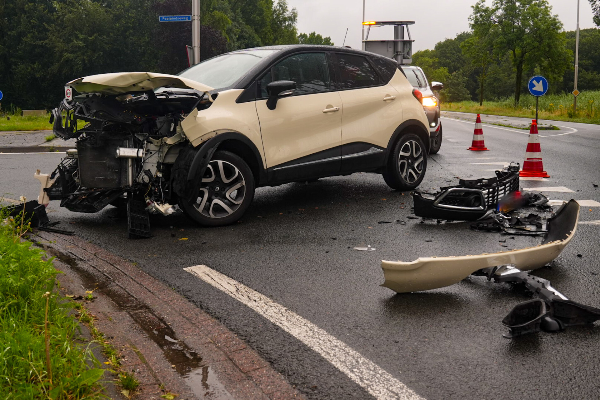 Veel schade na ongeval tussen auto en bakwagen
