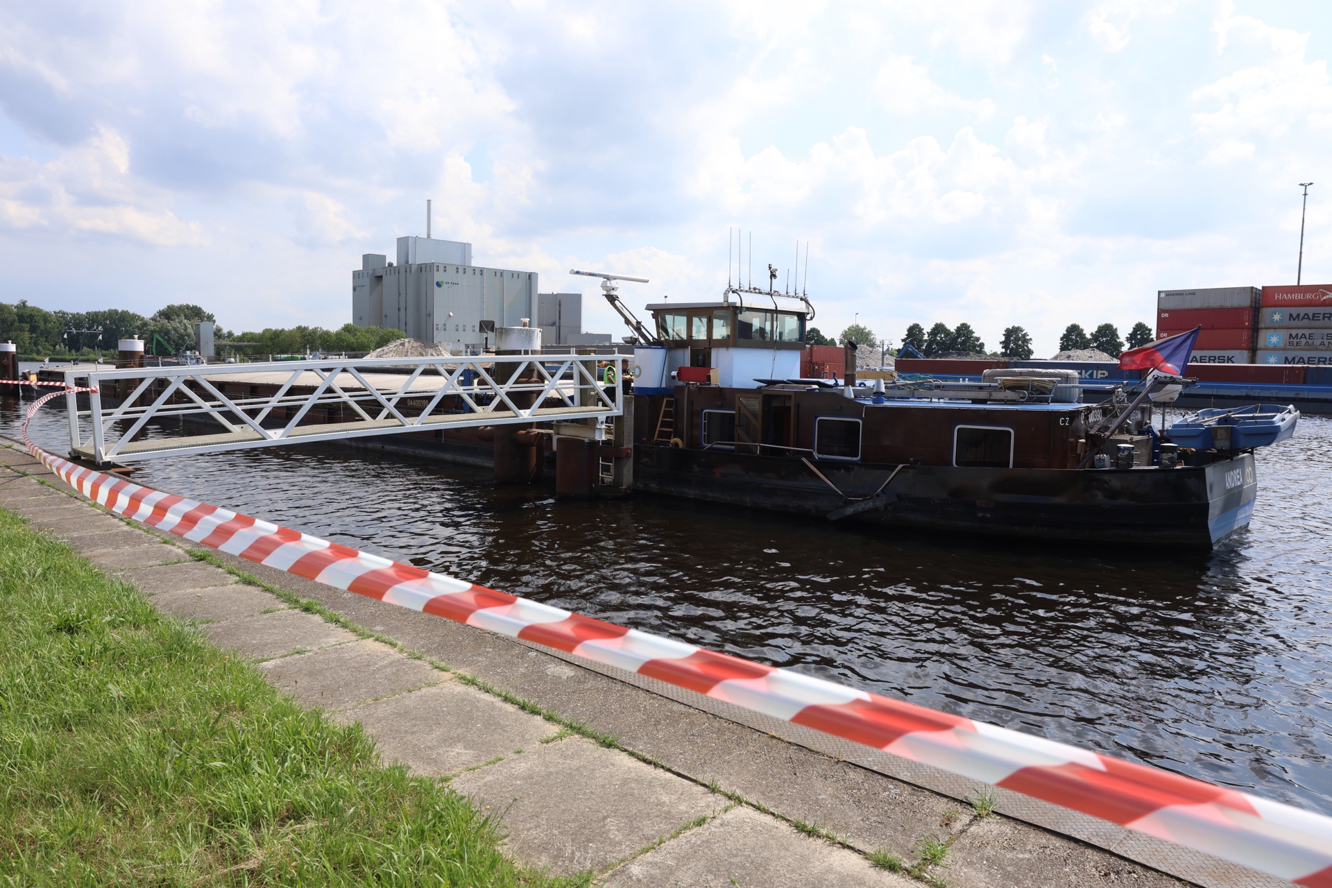 Dode gevonden in kanaal, straat afgesloten voor politieonderzoek