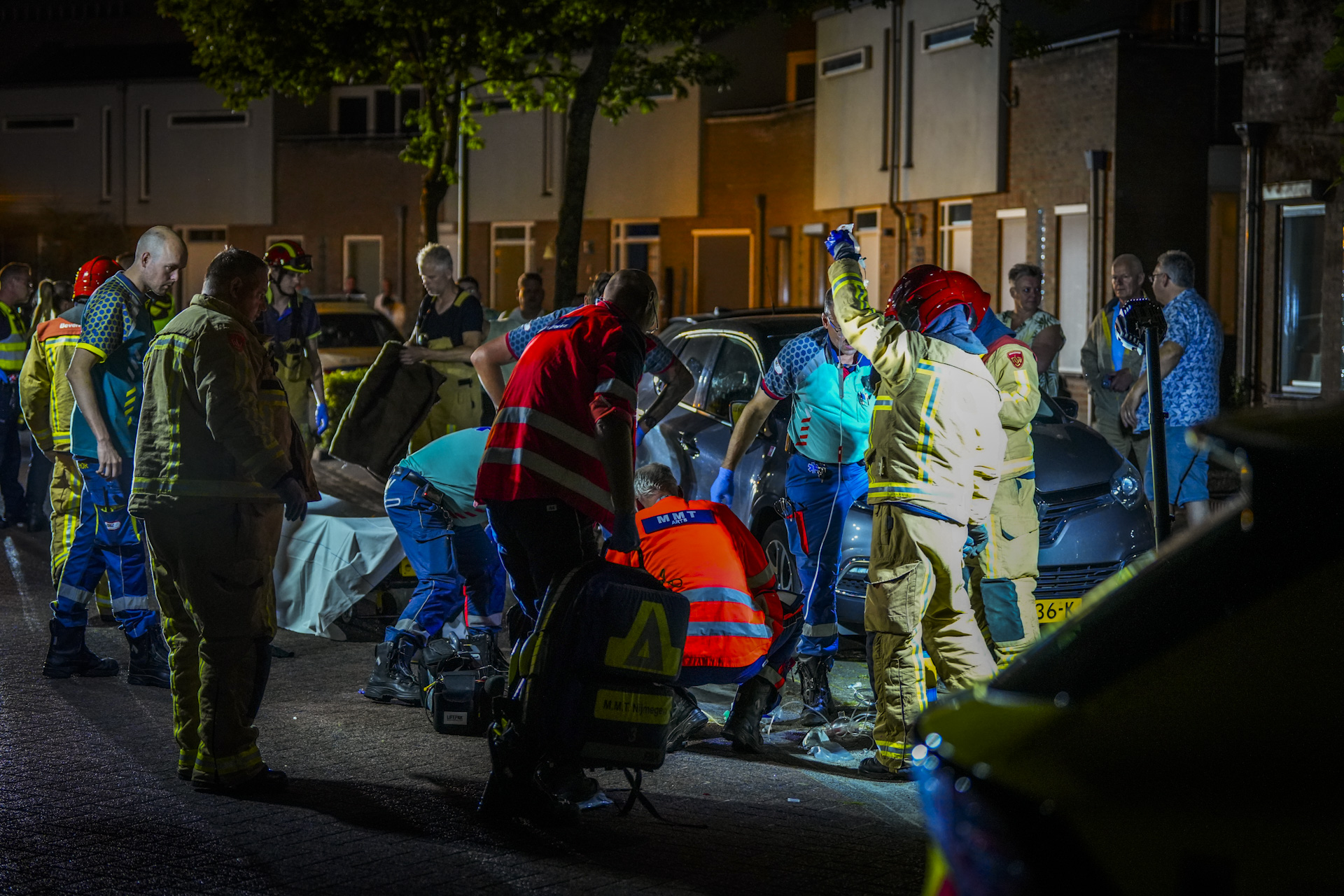 Fietser zwaargewond bij botsing tegen geparkeerde auto