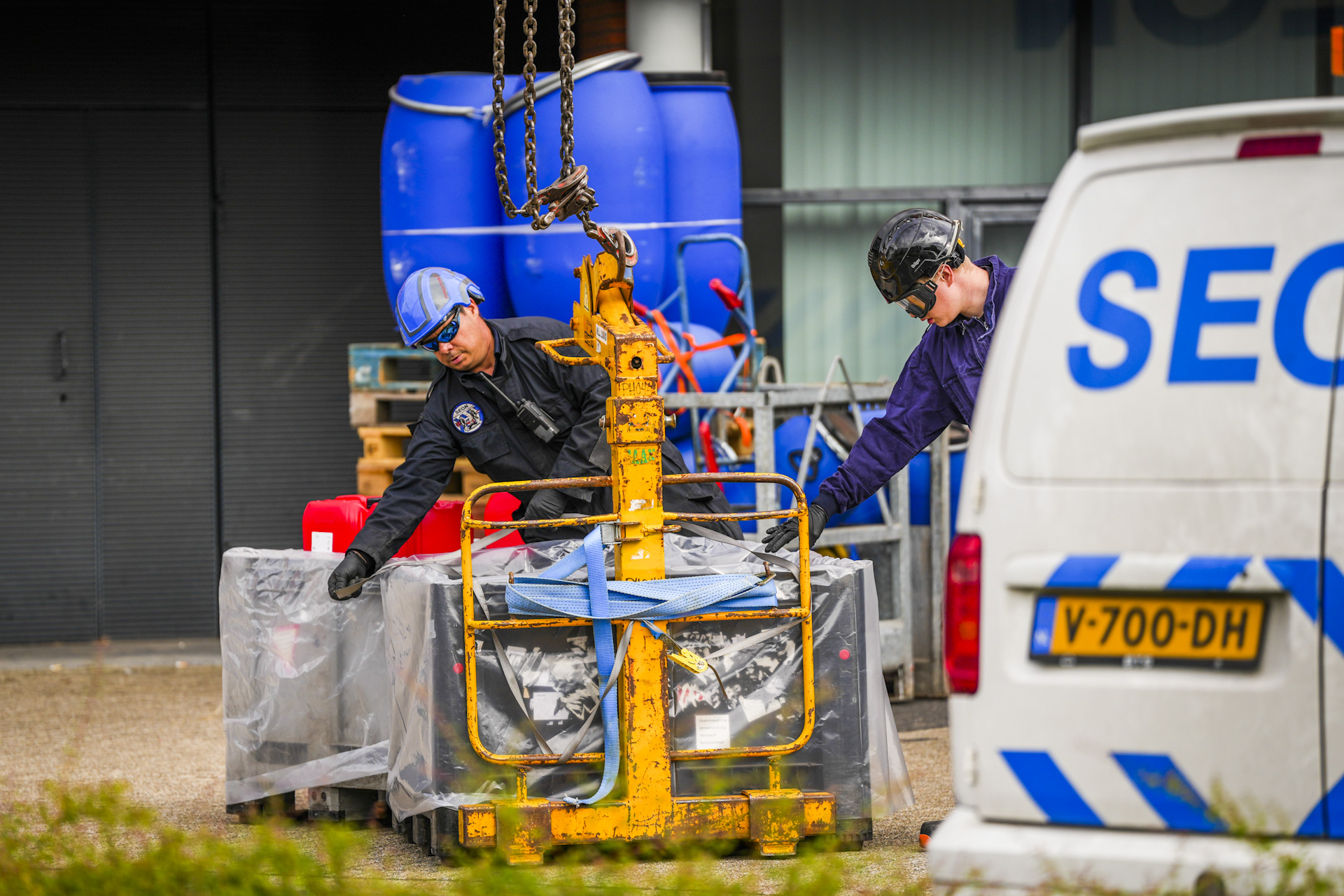 Hijskraan ingezet om drugslab te ontmantelen