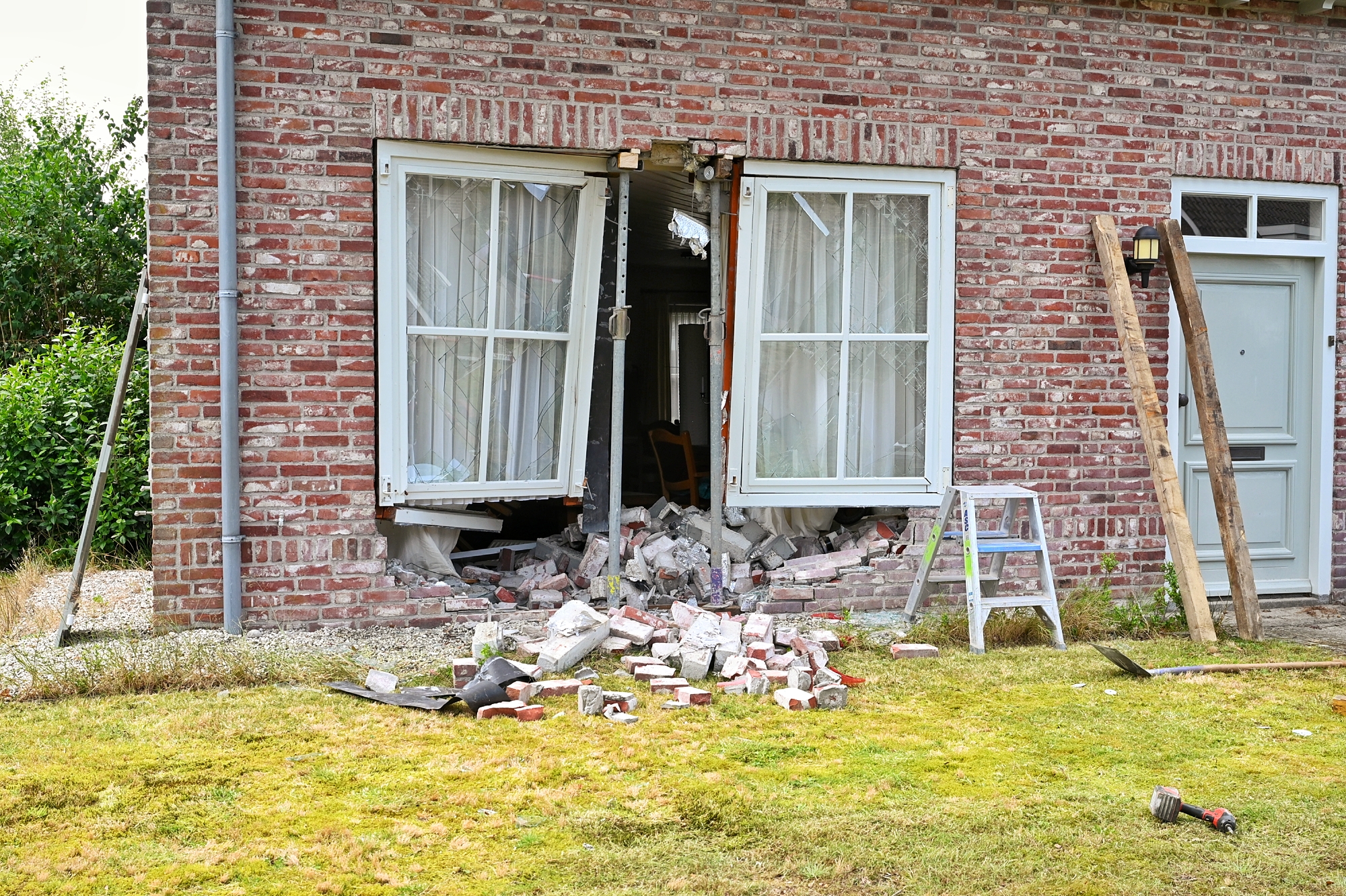 Hoogbejaarde buurvrouw rijdt auto woning binnen