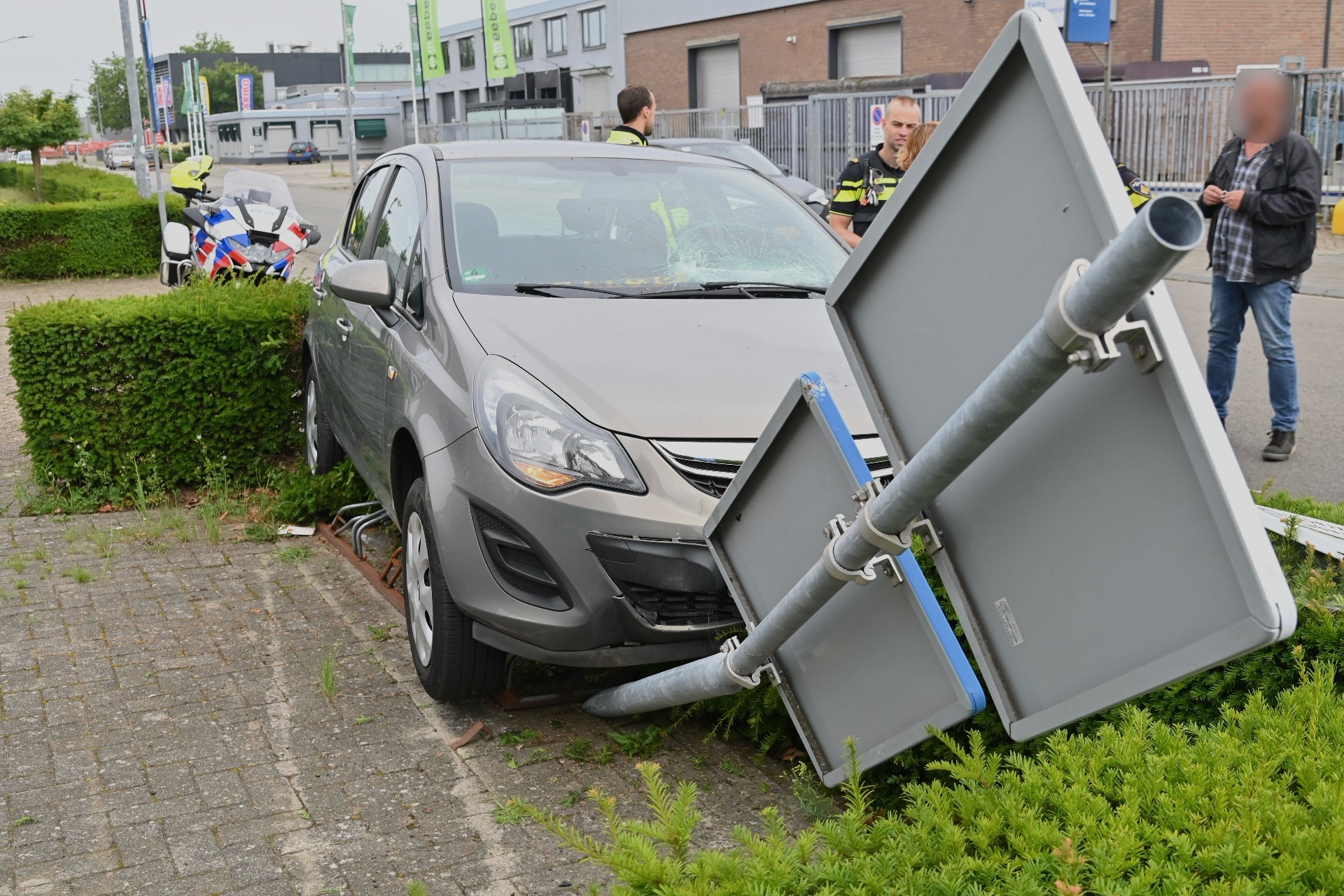 Automobiliste ramt verkeersborden en belandt op fietsenrek