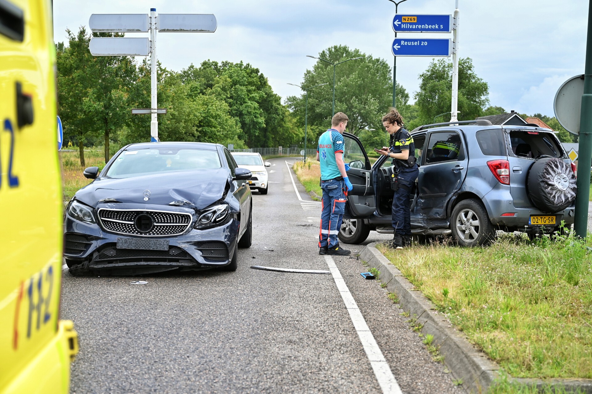 Taxi met passagiers botst  op andere auto, veel schade