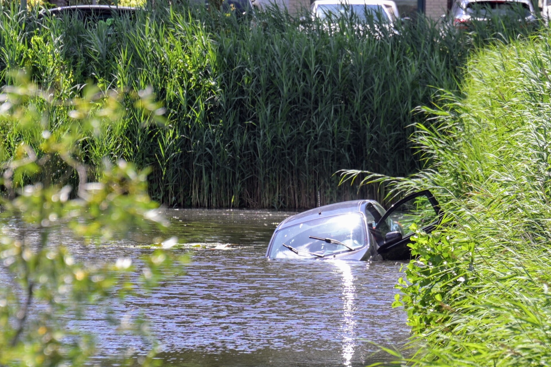Auto belandt in water, vrouw ongedeerd