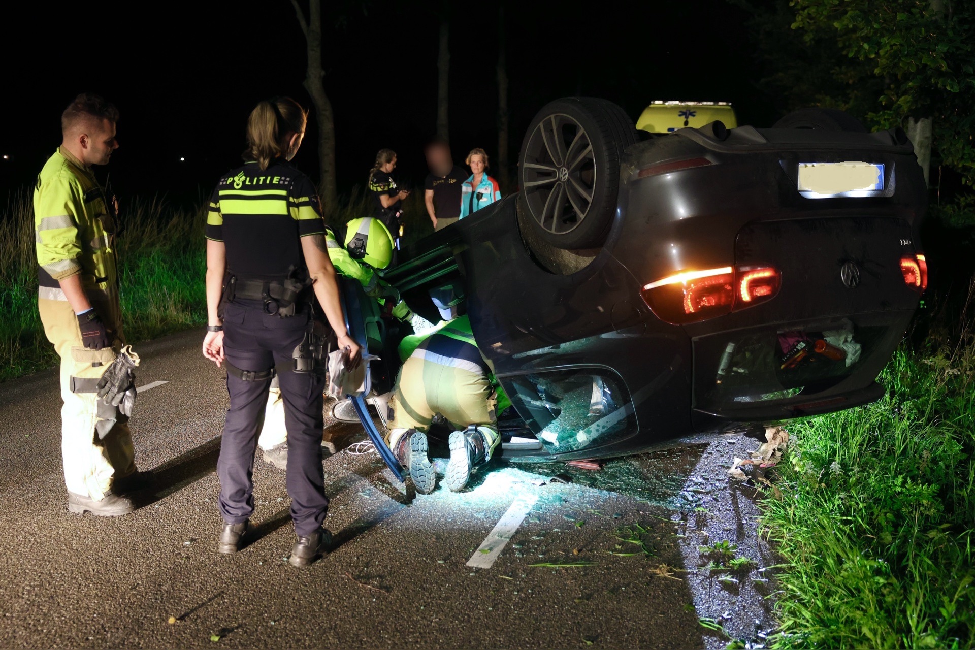 Auto op z’n kop na botsing tegen boom