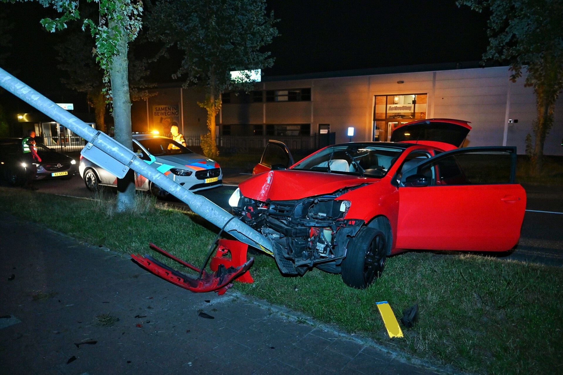 Auto botst tegen lantaarnpaal: bestuurder vlucht te voet