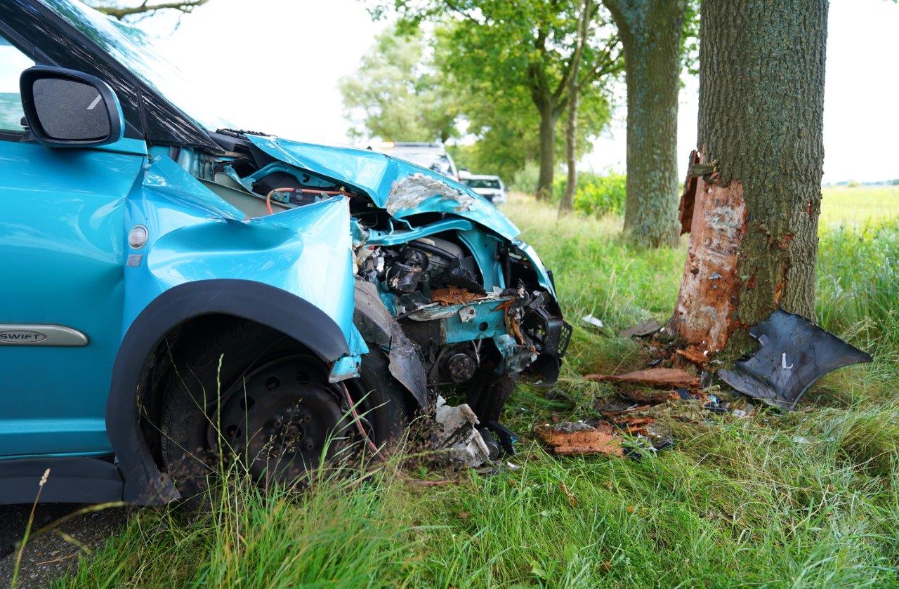 Automobilist gewond na botsing tegen boom