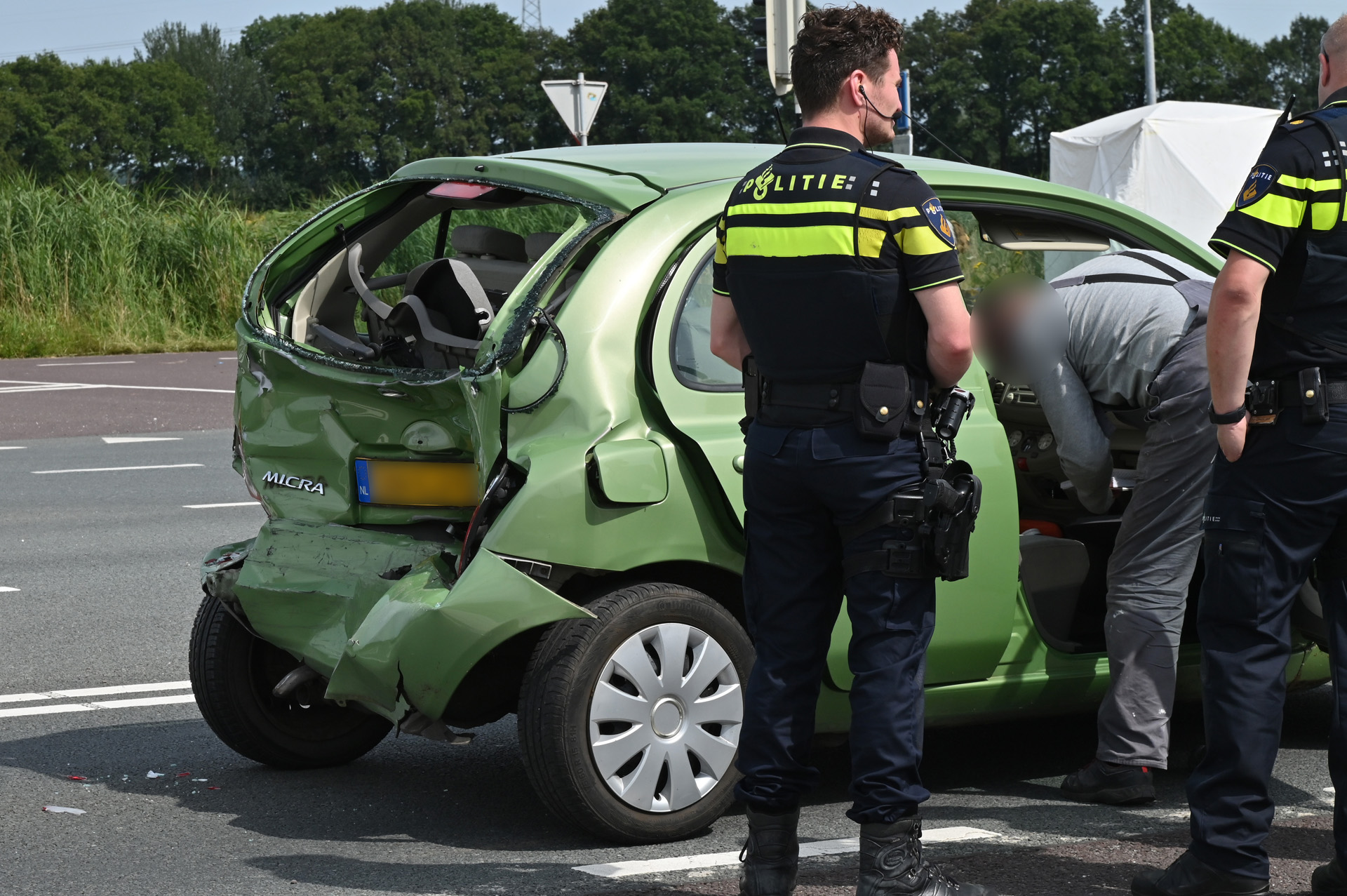 Busje botst achterop personenauto bij stoplicht
