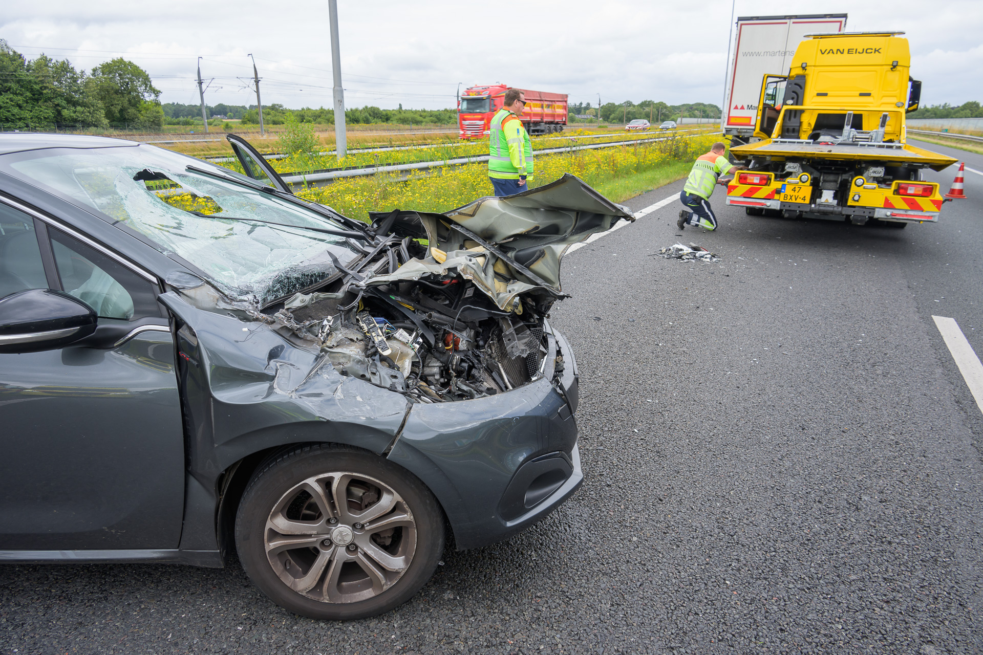 Auto botst achterop vrachtwagen, lange file tot gevolg