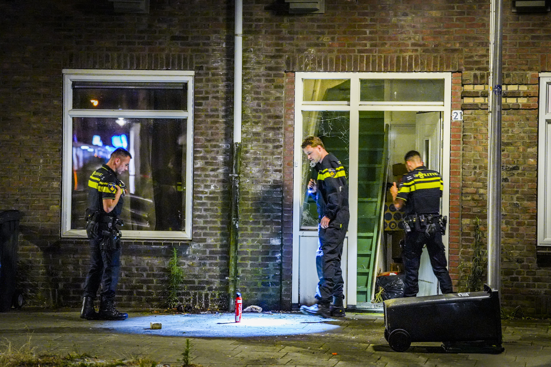 Man probeert woning in brand te steken, overburen gooien steen door de ruit om vuur te blussen