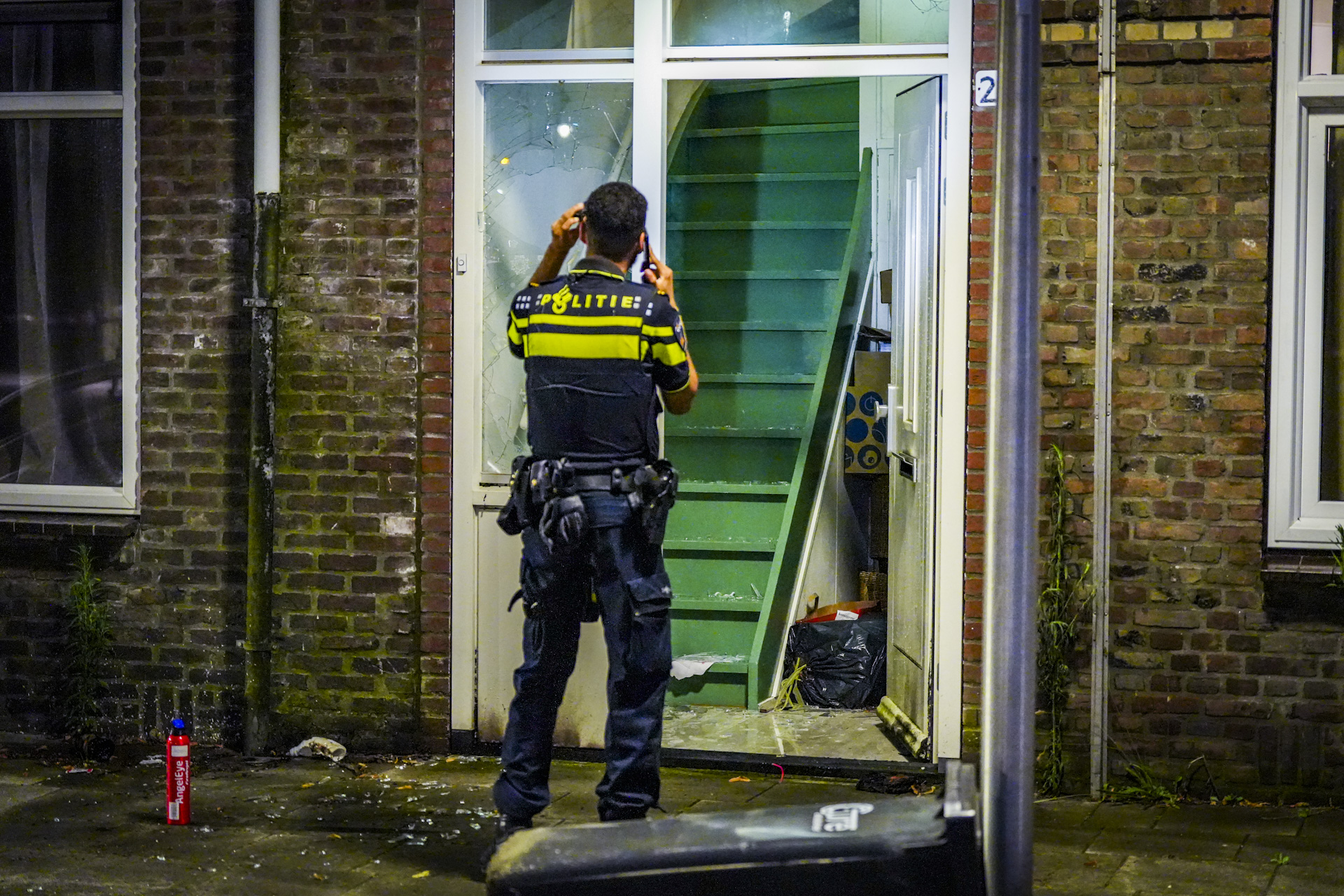 Man Probeert Woning In Brand Te Steken, Overburen Gooien Steen Door De ...