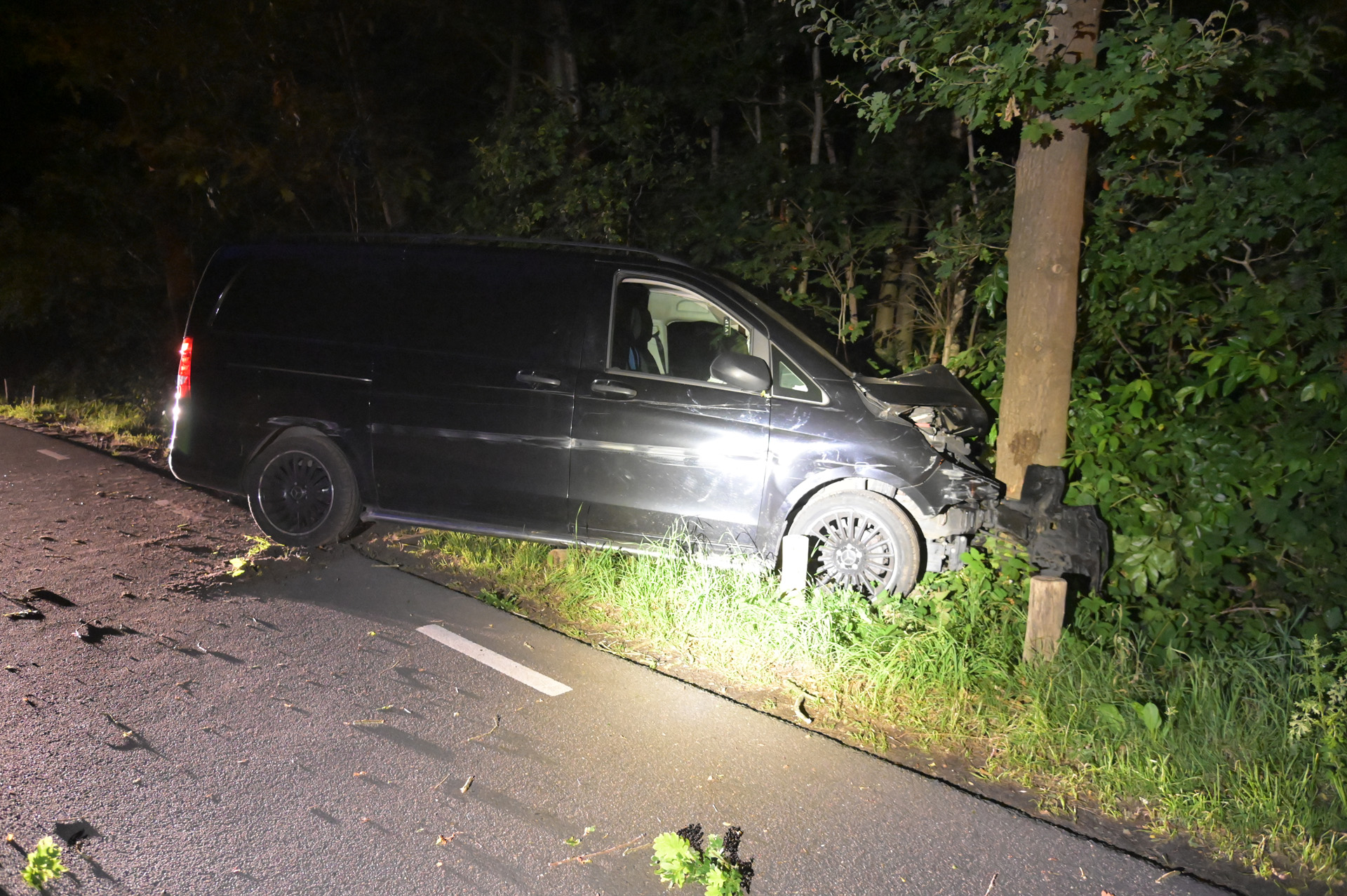 Busje botst tegen boom, trauma helikopter geland