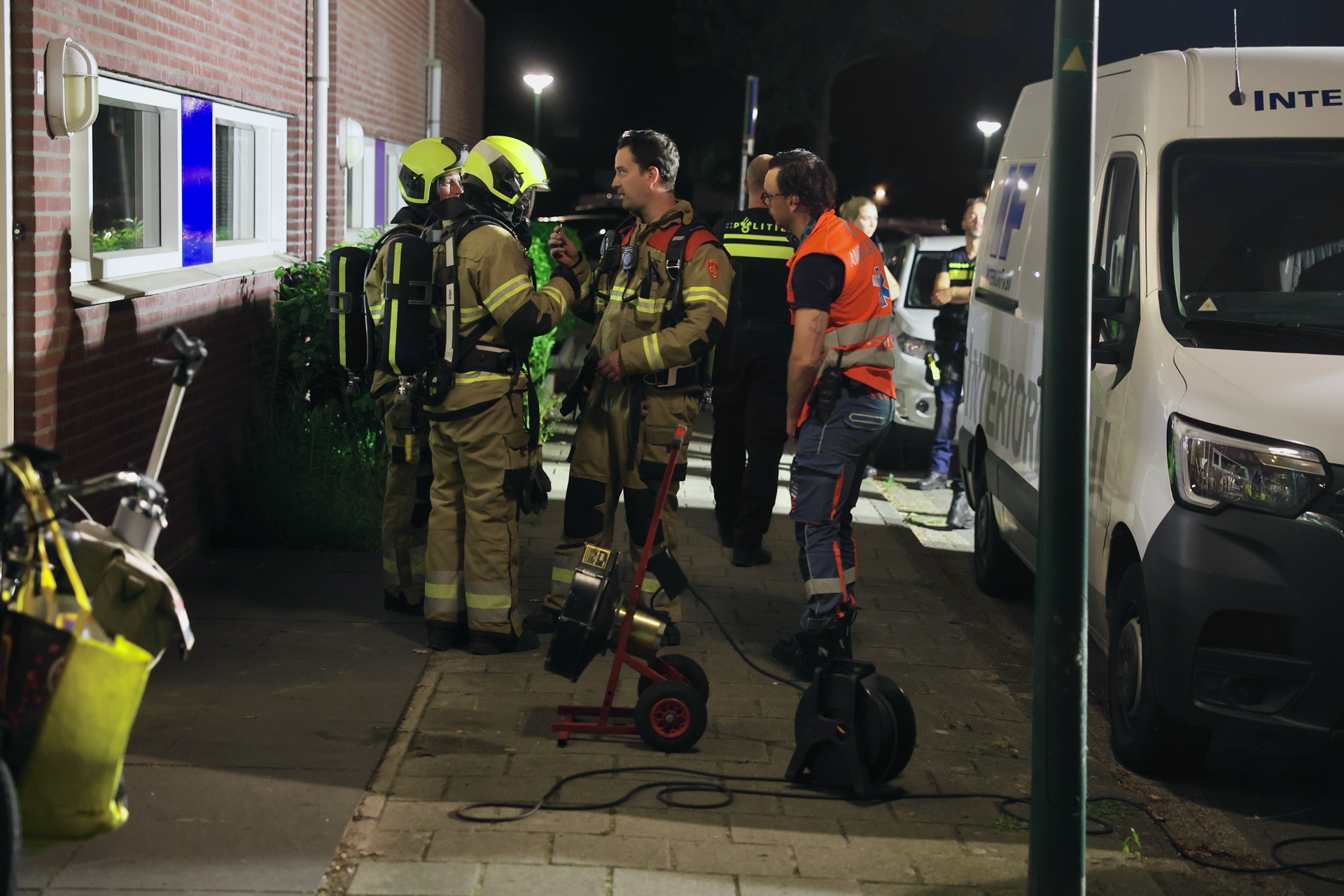 Brandende kaars veroorzaakt woningbrand: bewoner gewond naar ziekenhuis